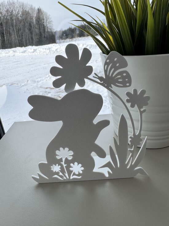 Dekors zaķis ar ziediem
